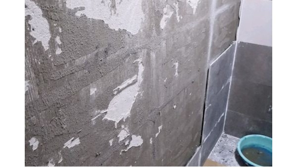 衛(wèi)生間瓷磚大片空鼓脫落！可不一定是防水的問題……